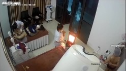 美容院监控破解偷窥眼镜美女刮B毛的全过程 截图1