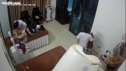 美容院监控破解偷窥眼镜美女刮B毛的全过程 截图2