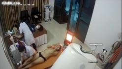 美容院监控破解偷窥眼镜美女刮B毛的全过程 截图3