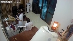 美容院监控破解偷窥眼镜美女刮B毛的全过程 截图4