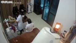 美容院监控破解偷窥眼镜美女刮B毛的全过程 截图5