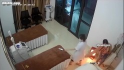 美容院监控破解偷窥眼镜美女刮B毛的全过程 截图7