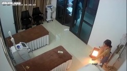 美容院监控破解偷窥眼镜美女刮B毛的全过程 截图8