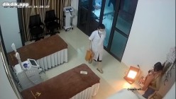 美容院监控破解偷窥眼镜美女刮B毛的全过程 截图9