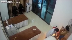 美容院监控破解偷窥眼镜美女刮B毛的全过程 截图10
