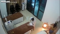 美容院监控破解偷窥眼镜美女刮B毛的全过程 截图11
