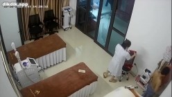 美容院监控破解偷窥眼镜美女刮B毛的全过程 截图12