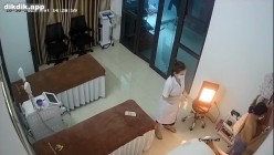 美容院监控破解偷窥眼镜美女刮B毛的全过程 截图13