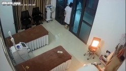 美容院监控破解偷窥眼镜美女刮B毛的全过程 截图14