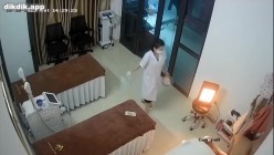 美容院监控破解偷窥眼镜美女刮B毛的全过程 截图16