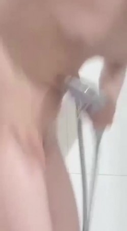 洗脸台下暗藏摄像头偷拍表妹洗澡 ️貌似在手淫手指一直在下面抠 截图5