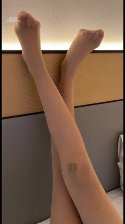 推特28万粉丝国产原创丝袜足交博主「酥小强」付费私拍 线下专约素人模特足交抚摸调情 截图1