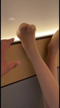 推特28万粉丝国产原创丝袜足交博主「酥小强」付费私拍 线下专约素人模特足交抚摸调情 截图3