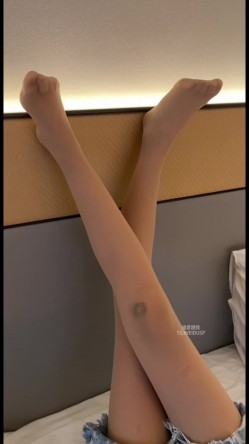 推特28万粉丝国产原创丝袜足交博主「酥小强」付费私拍 线下专约素人模特足交抚摸调情 截图16