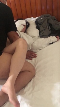 纹身哥下药迷翻美女同事带回酒店各种姿势爆插她的大肥鲍鱼 截图7