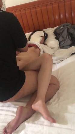 纹身哥下药迷翻美女同事带回酒店各种姿势爆插她的大肥鲍鱼 截图11