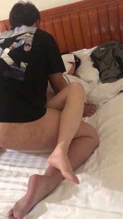 纹身哥下药迷翻美女同事带回酒店各种姿势爆插她的大肥鲍鱼 截图12