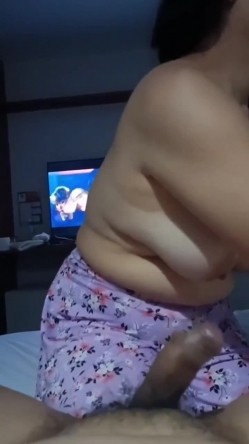 巨乳熟女阿姨吃鸡啪啪 身材丰腴 被操的很舒坦 表情享受 口爆吃精 截图1