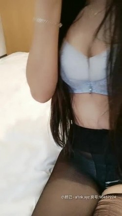 大波妹同闺蜜小贱货开房约男同事谈工作故意挑逗他玩双飞遗憾的是黑丝闺蜜来大姨妈了只能肏大奶女同事 截图5