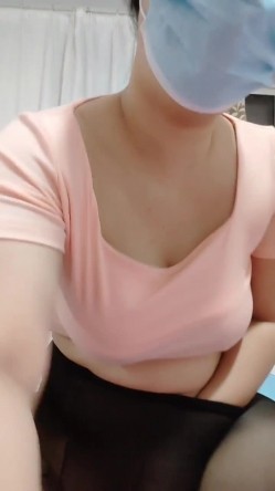 精品推荐 【快手】精品未断奶熟女『草莓阿姨』自慰福利 黑逼大奶肥臀少妇极度敏感爱穿着丝袜喷水 截图14