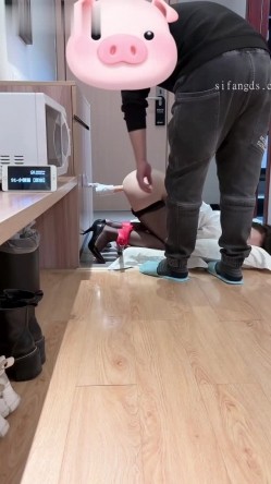 淫妻福利，91大神圈养极品骚婊，反差眼镜母狗【小懒猫】各种公共场所露出自慰3P调教 截图6