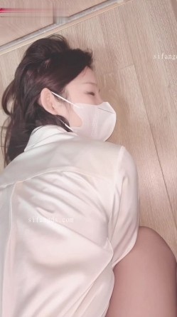 淫妻福利，91大神圈养极品骚婊，反差眼镜母狗【小懒猫】各种公共场所露出自慰3P调教 截图12