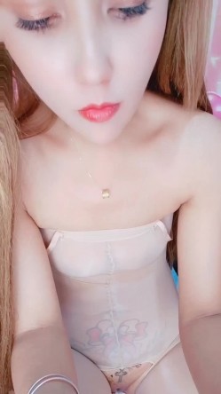 浓妆美少妇露脸全身肉丝跳蛋塞到白虎穴中，各种撩骚 截图3