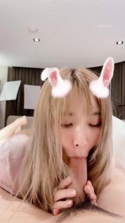 漂亮美女吃鸡啪啪 吃的硬邦邦妹妹自己上位全自动 被大肉棒无套输出 内射 表情很享受 截图1