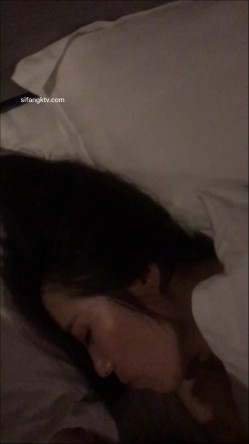 少妇被情人灌醉后出卖,四指头塞逼.脚拇指塞菊,和朋友一起玩! 截图1