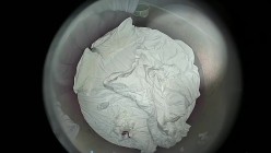 上帝视角酒店（新台）情趣圆床偷拍 红衣白裙美女躺床上兴奋对着摄像头各种表情比耶男炮友要来了 截图15