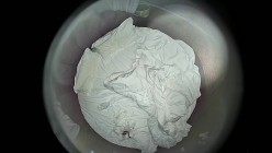 上帝视角酒店（新台）情趣圆床偷拍 红衣白裙美女躺床上兴奋对着摄像头各种表情比耶男炮友要来了 截图16