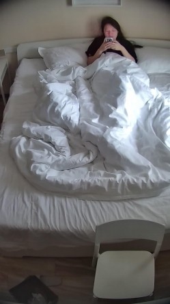 酒店偷拍 大学生情侣蓝衬衫气质美女被操后喜欢用双脚踩舔狗男朋友脸 截图1