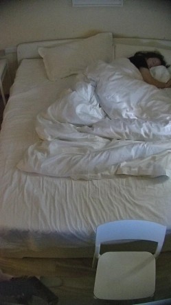 酒店偷拍 大学生情侣蓝衬衫气质美女被操后喜欢用双脚踩舔狗男朋友脸 截图3