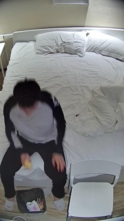 酒店偷拍 大学生情侣蓝衬衫气质美女被操后喜欢用双脚踩舔狗男朋友脸 截图14