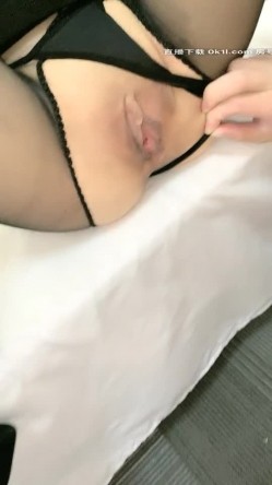 【Avove】野战爱好者，带着炮友各地留精，最爱无毛肥逼包臀裙肉丝 截图1