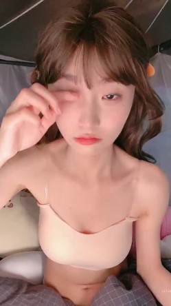 既是大学生，又是福利姬，又是主播，【呜崽酱】，学校寝室自慰，颜值身材都很棒的小妹妹 截图7