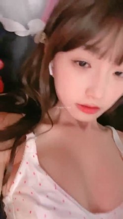 既是大学生，又是福利姬，又是主播，【呜崽酱】，学校寝室自慰，颜值身材都很棒的小妹妹 截图9