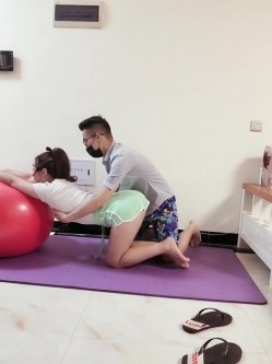 瑜伽老师教女学员的正确方式，‘你这样不对，应该这样趴着’，对啦，‘趴着不动，我来矫正，这样有助于，啊啊’ 射了！ 截图5