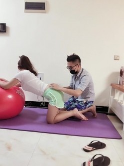 瑜伽老师教女学员的正确方式，‘你这样不对，应该这样趴着’，对啦，‘趴着不动，我来矫正，这样有助于，啊啊’ 射了！ 截图7