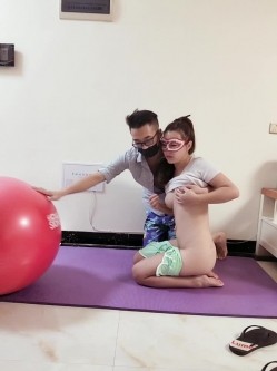 瑜伽老师教女学员的正确方式，‘你这样不对，应该这样趴着’，对啦，‘趴着不动，我来矫正，这样有助于，啊啊’ 射了！ 截图9