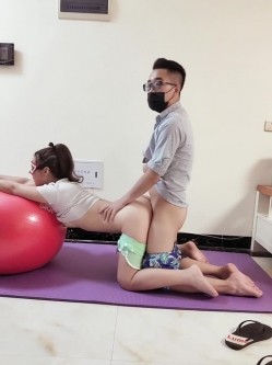 瑜伽老师教女学员的正确方式，‘你这样不对，应该这样趴着’，对啦，‘趴着不动，我来矫正，这样有助于，啊啊’ 射了！ 截图12