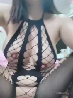 【你的淫荡姨妈】泰国轻熟人妻型巨乳网黄御姐「Muaymyb」露脸大尺度私拍 风骚露出男女通吃多穴满足 截图11