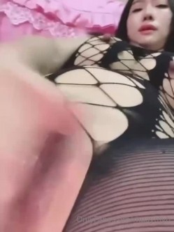 【你的淫荡姨妈】泰国轻熟人妻型巨乳网黄御姐「Muaymyb」露脸大尺度私拍 风骚露出男女通吃多穴满足 截图15