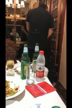 【网曝门事件】潍坊包间事件 19岁潍坊女包间擦枪走火 翘美臀后入直接操 3男1女思维猪脚尽心尽力 高清720P版 截图2