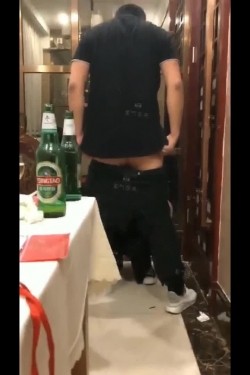 【网曝门事件】潍坊包间事件 19岁潍坊女包间擦枪走火 翘美臀后入直接操 3男1女思维猪脚尽心尽力 高清720P版 截图3