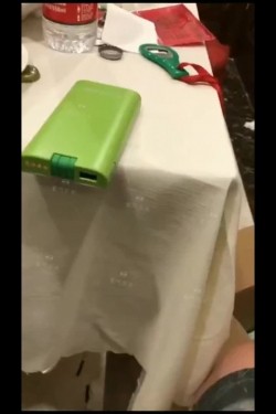 【网曝门事件】潍坊包间事件 19岁潍坊女包间擦枪走火 翘美臀后入直接操 3男1女思维猪脚尽心尽力 高清720P版 截图4