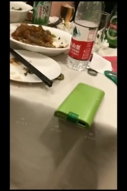 【网曝门事件】潍坊包间事件 19岁潍坊女包间擦枪走火 翘美臀后入直接操 3男1女思维猪脚尽心尽力 高清720P版 截图5