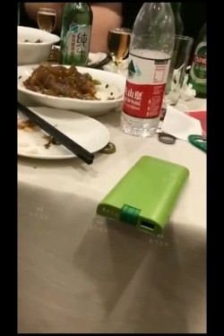 【网曝门事件】潍坊包间事件 19岁潍坊女包间擦枪走火 翘美臀后入直接操 3男1女思维猪脚尽心尽力 高清720P版 截图6