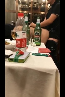 【网曝门事件】潍坊包间事件 19岁潍坊女包间擦枪走火 翘美臀后入直接操 3男1女思维猪脚尽心尽力 高清720P版 截图9