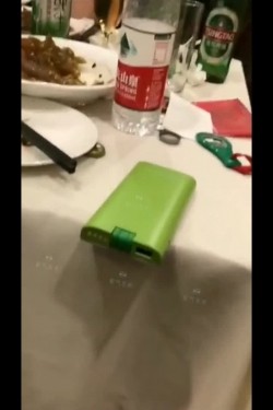 【网曝门事件】潍坊包间事件 19岁潍坊女包间擦枪走火 翘美臀后入直接操 3男1女思维猪脚尽心尽力 高清720P版 截图13